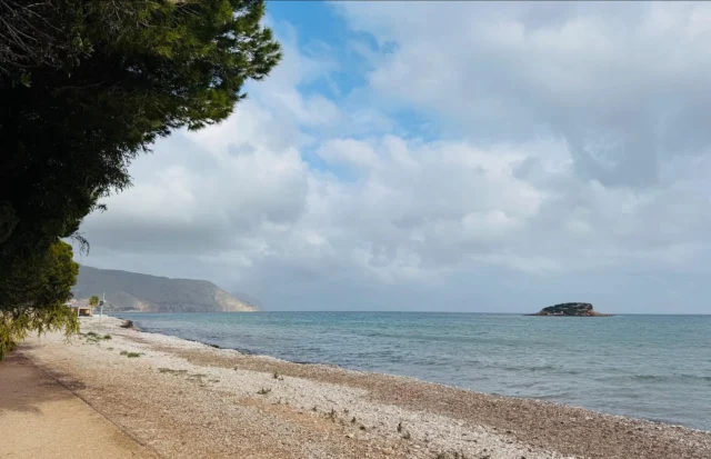 Spanje
Altea is een leuke drukke kustplaats met een schitterend strand. We bezoeken Mick, hij brengt ‘s morgens vers gebakken engelse toast met marmalade aan de camper, super! Het weer is afwisselend zon, regen en heel veel wind. Uitzicht vanuit de camper is geweldig. 
Leo poseert met lentebloemen 😍
We rijden door naar het noorden en wandelen in de wijngaard en tussen de bloesem bomen. Er staat nog nauwelijks iets in bloei, het is koud voor de tijd van het jaar. Whaat ik zie paarden met mijn haar?! Zelfde kleur en zelfde look! 😂 
We reizen verder in Frankrijk 🇫🇷 

Blog klaar! Senegal 
Www.marianaroundtheworld.com
——————
🇬🇧 Spain
Altea is a nice busy coastal town with a beautiful beach. We visit Mick, he brings freshly baked English toast with marmalade to the camper in the morning, great! The weather is alternating sun, rain and a lot of wind. The view from the camper is amazing.
Leo poses with spring flowers 😍
We drive north and walk in the vineyard and between the blossom trees. There is hardly anything in bloom yet, it is cold for the time of year. What do I see horses with my hair?! Same color and same look! 😂
We travel further in France 🇫🇷

Blog ready! Senegal
Www.marianaroundtheworld.com

#Spanje
#Spain
#Overwinteren
#Travelalone
#Nomad
#Vanlife
#Aroundtheworld
