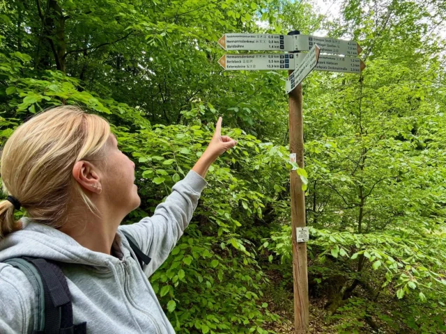 NOORD-DUITSLAND
Teutoburger Wald
We gaan naar het Hermannsdenkmal monument. Onderweg heuvel op heb ik mooi uitzicht op het dal. Dit vrijheidsbeeld is ruim 50 meter hoog en alleen het zwaard weegt al 550 kg! Externsteine zijn bijzondere rotsen uit het krijttijdperk bij een mooi meertje.
Magdeburg Altstadt
Via de oude Hubbrücke lopen we naar de gigantische Dom. Het is een mooie oude stad met veel kunst en gelegen aan rivier de Elbe.
We overnachten langs de Elbe en wandelen kilometers door het hoge gras, super! 

Door naar Polen 🇵🇱 

Blog klaar: Winter in Marokko II
Www.marianaroundtheworld.com
——————
🇬🇧 NORTHERN GERMANY
Teutoburger Wald
We go to the Hermannsdenkmal monument. On the way up hill I have an amazing view of the valley. This Statue of Liberty is over 50 meters high and the sword alone weighs 550 kg! Externsteine ​​are special rocks from the Cretaceous period near a beautiful lake.
Magdeburg Altstadt
Via the old Hubbrücke we walk to the gigantic Dom. It is a lovely old town with lots of local art and located on the river Elbe.
We spend the night along the Elbe and walk for miles through the tall grass, great!

On to Poland 🇵🇱

Blog ready: Winter in Morocco II
Www.marianaroundtheworld.com

#Duitsland
#CentralAsia
#Travelalone
#Nomad
#Vanlife
#Aroundtheworld